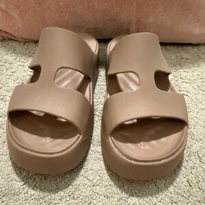 Crocs Gateway Platform H-Strap Slides in Latte, Size 7